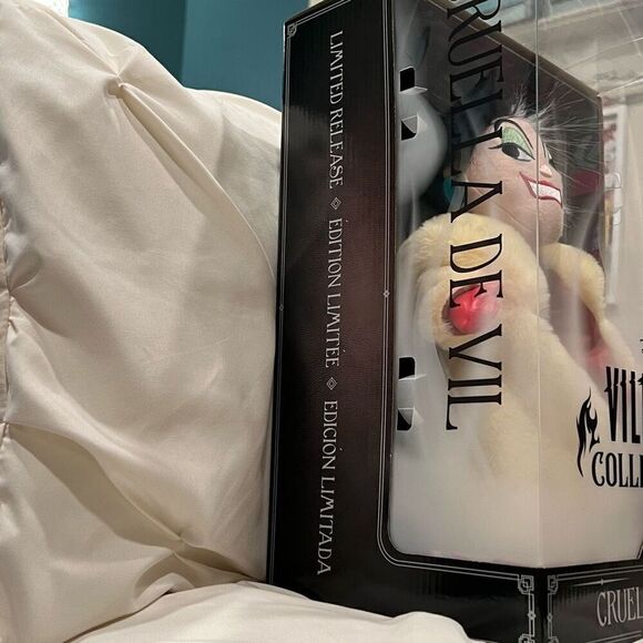 Disney Exclusive Villains Collection Cruella de Vil 13” Collectible NIB - Picture 5 of 7